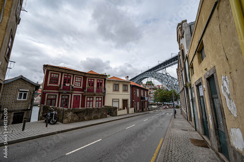 Porto, Portugal Altstadt Blick auf die schmale Straße mit bunten traditionellen Häusern © k_rahn