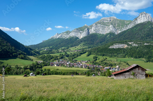 Paysage autour du village de La Comp  te dans le massif des Bauges en Savoie dans les Alpes en france