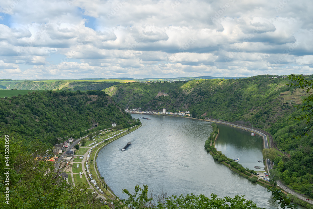 Blick auf St. Goarshausen mit der Burg Katz, Oberes Mittelrheintal, Rheinland-Pfalz Blick auf St. Goarshausen mit der Burg Katz, Oberes Mittelrheintal, Rheinland-Pfalz