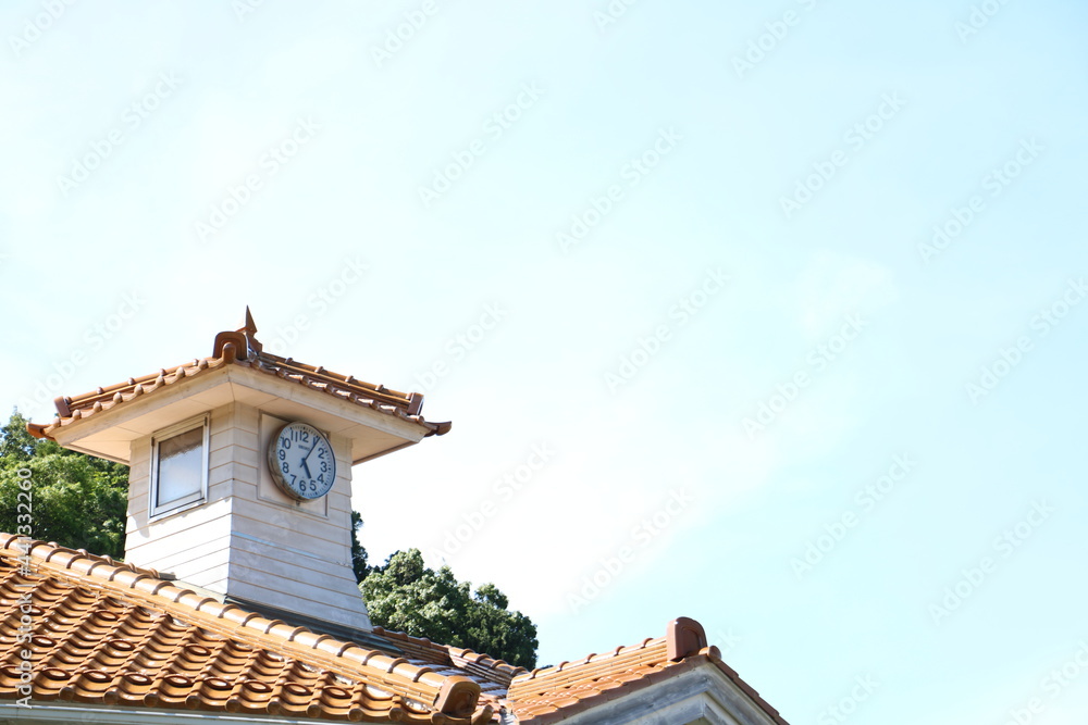 時計のある建物と青空 building with clock and blue sky 1 時計のある建物と青空 building with clock and blue sky 1