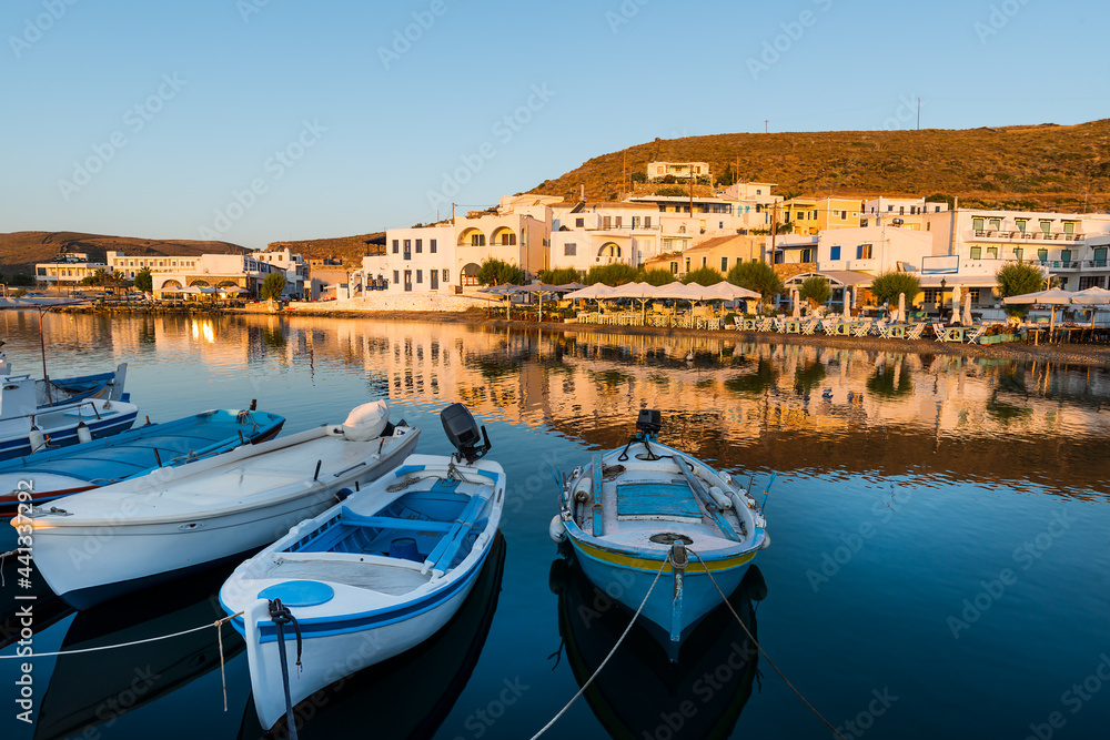 Obraz premium Loutra on the east coast of the Greek island of Kythnos in the Cyclades