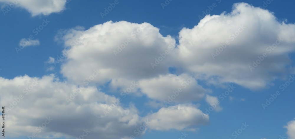 Naklejka premium Panoramic view of beautiful clouds blue sky, natural background