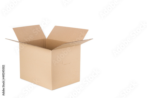 Caja de cartón abierta para embalaje y entrega sobre un fondo blanco liso y aislado. Vista de frente. Copy space © Mercedes Fittipaldi