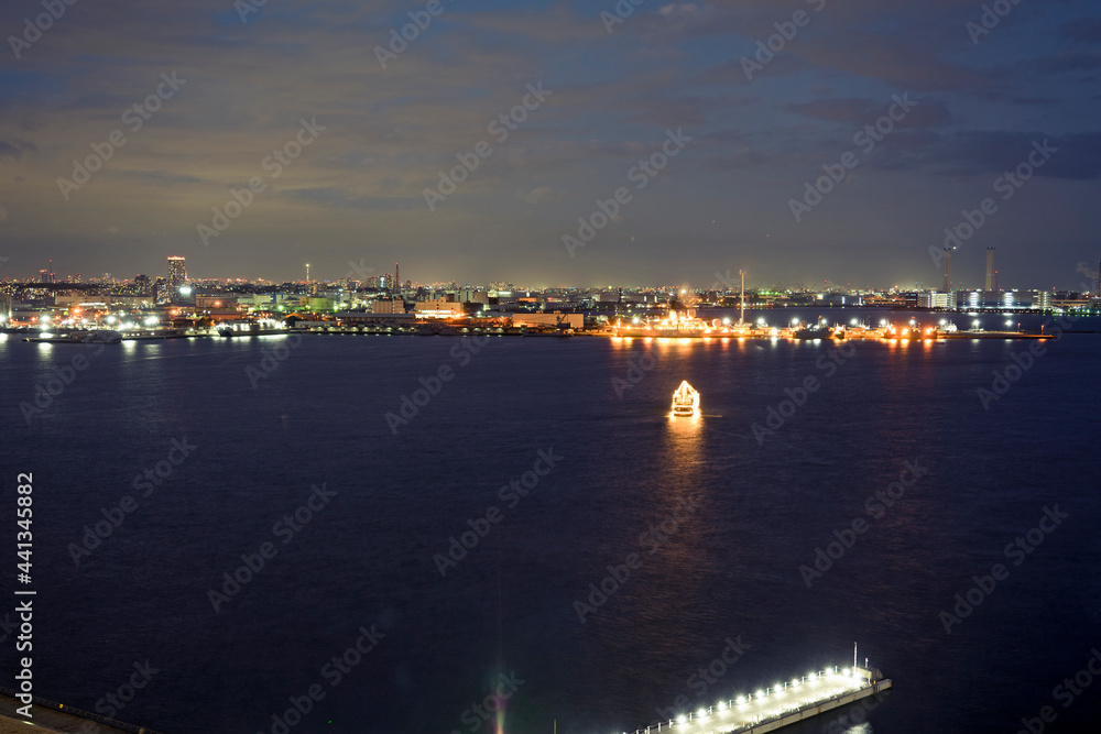 夜の港とネオン