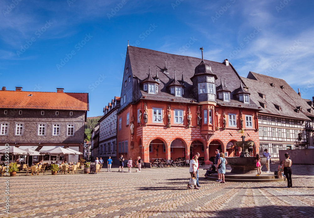 Obraz premium Rathaus mit Marktplatz von Goslar im Harz