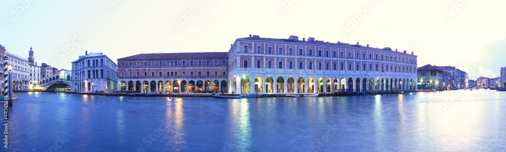 Panorama Canal Grande mit Rialtobrücke, Banco Giro und Mercato, Venedig, Italien,