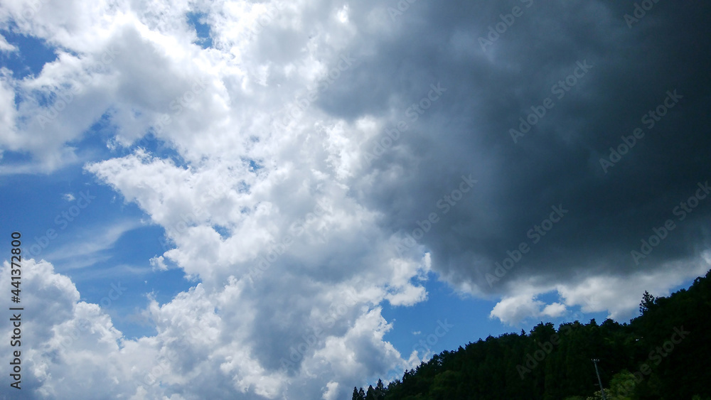 初夏の雨雲と山
