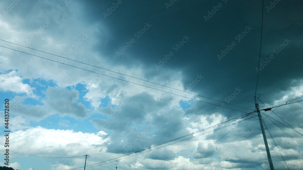 初夏の雨雲と電線