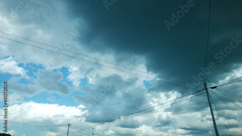 初夏の雨雲と電線