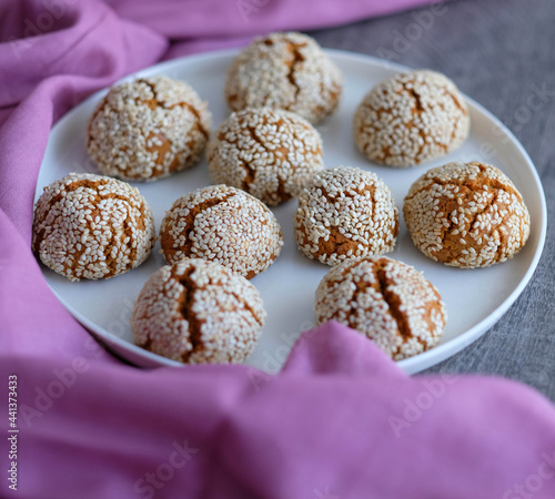 Sesame covered cracked cookies presentation