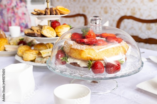 Glasglocke Erdbeertorte