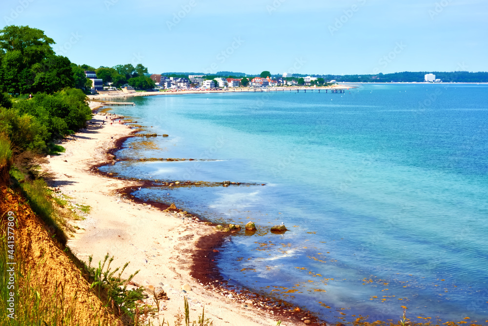 Fototapeta premium Coast of German Baltic Sea between Travemunde and Niendorf with cliffs, sandy beach and bed load