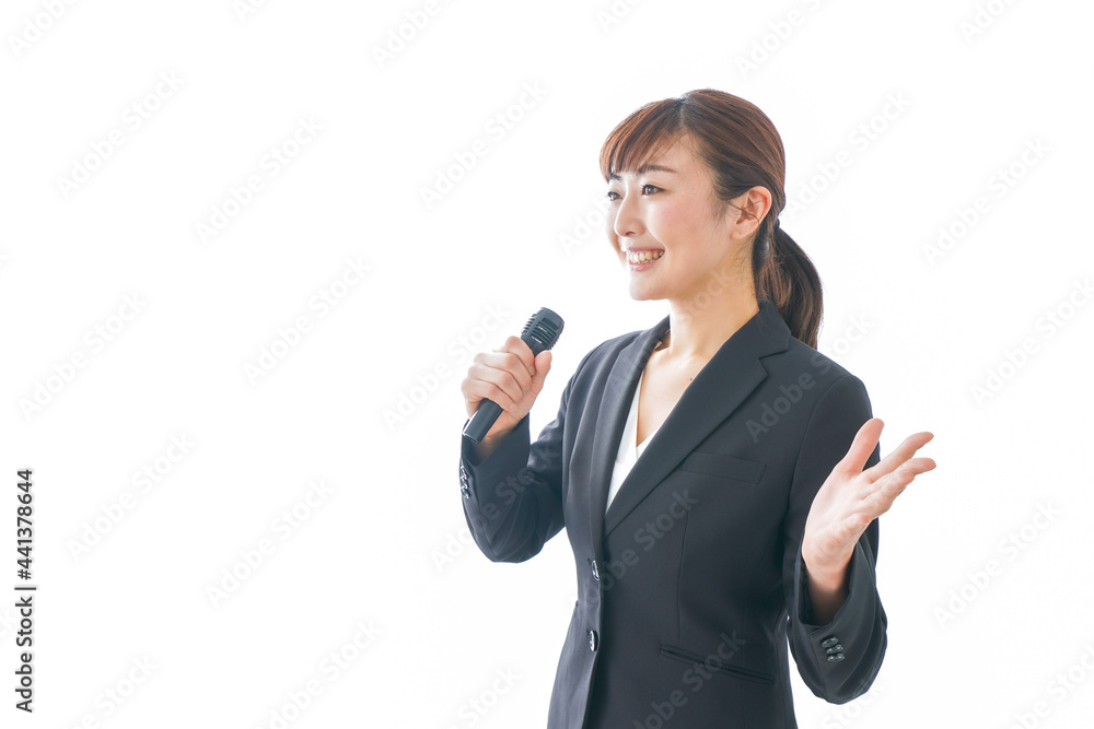 インタビュー・司会・プレゼンをするビジネスウーマン