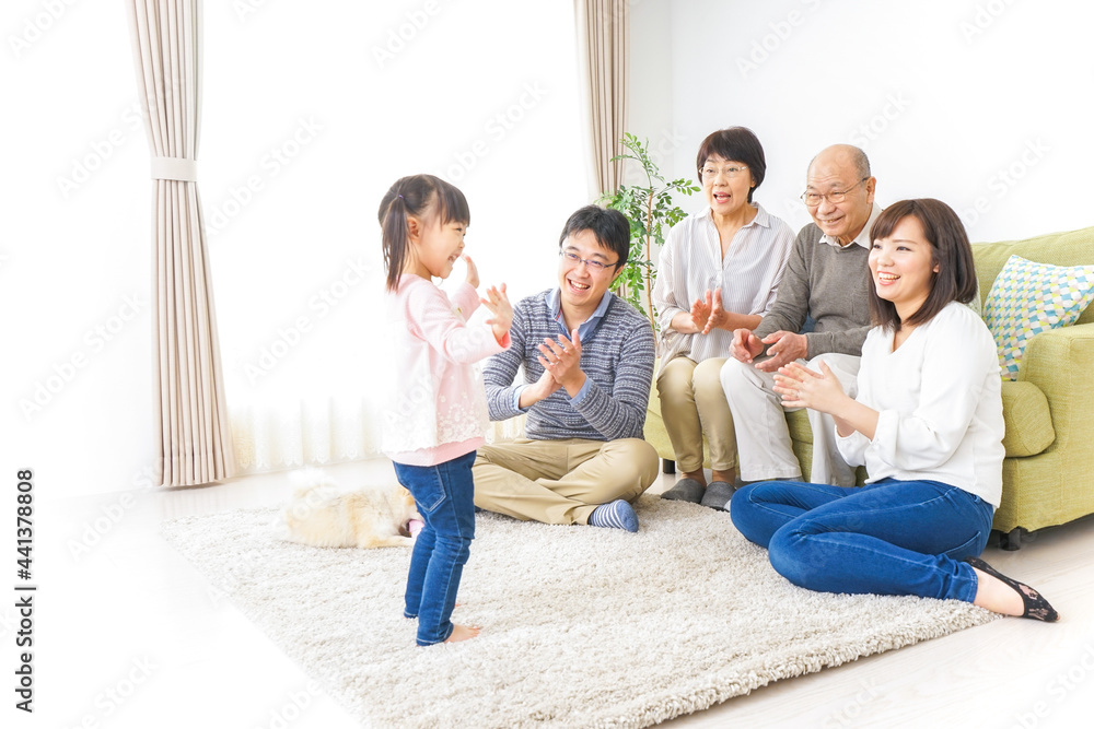 お遊戯をする子供と仲良しの家族