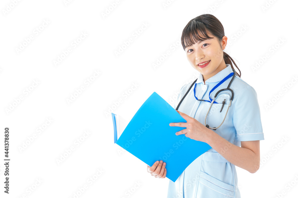 寝る前に歯磨きをする若い女性