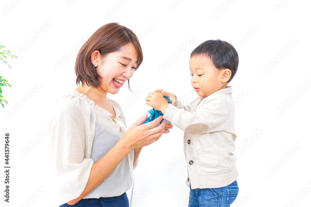 お母さんにプレゼントを渡す子ども