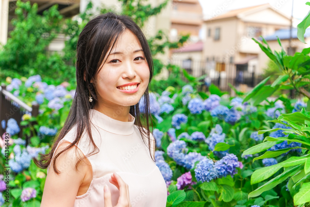 植物を鑑賞する若い女性 植物を鑑賞する若い女性