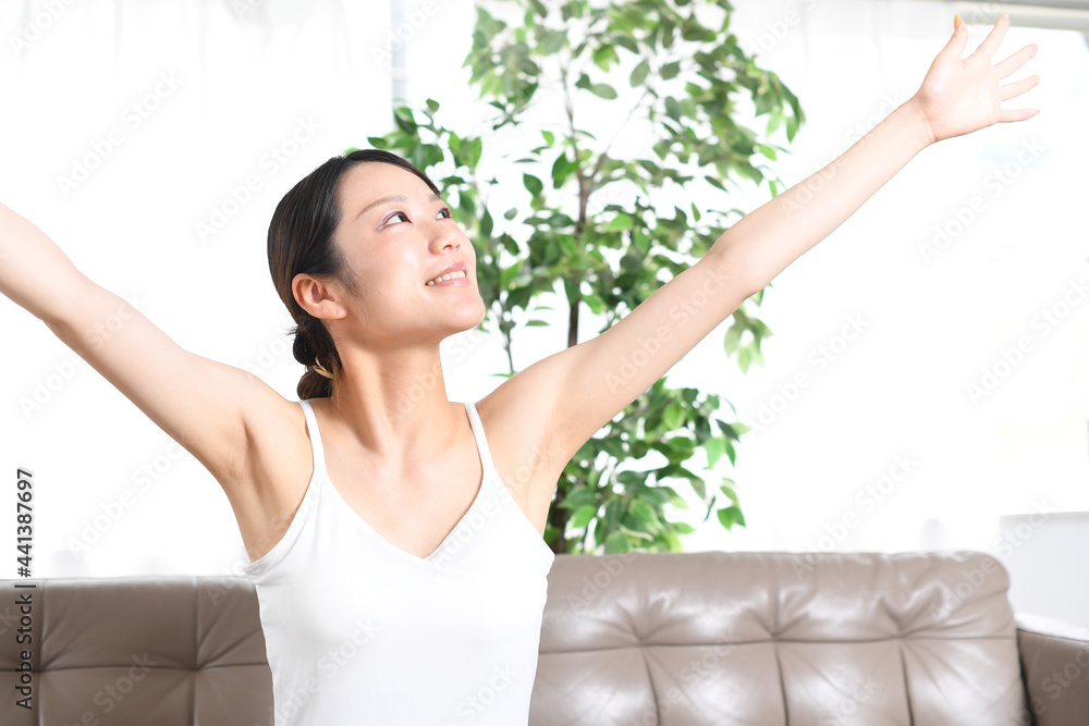  万歳をする若い女性のイメージ