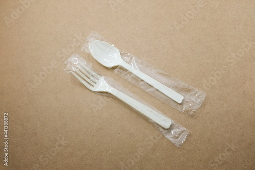 プラスチックスプーンとプラスチックフォーク