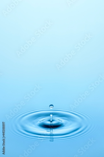 Foto drop falling on the water with space above