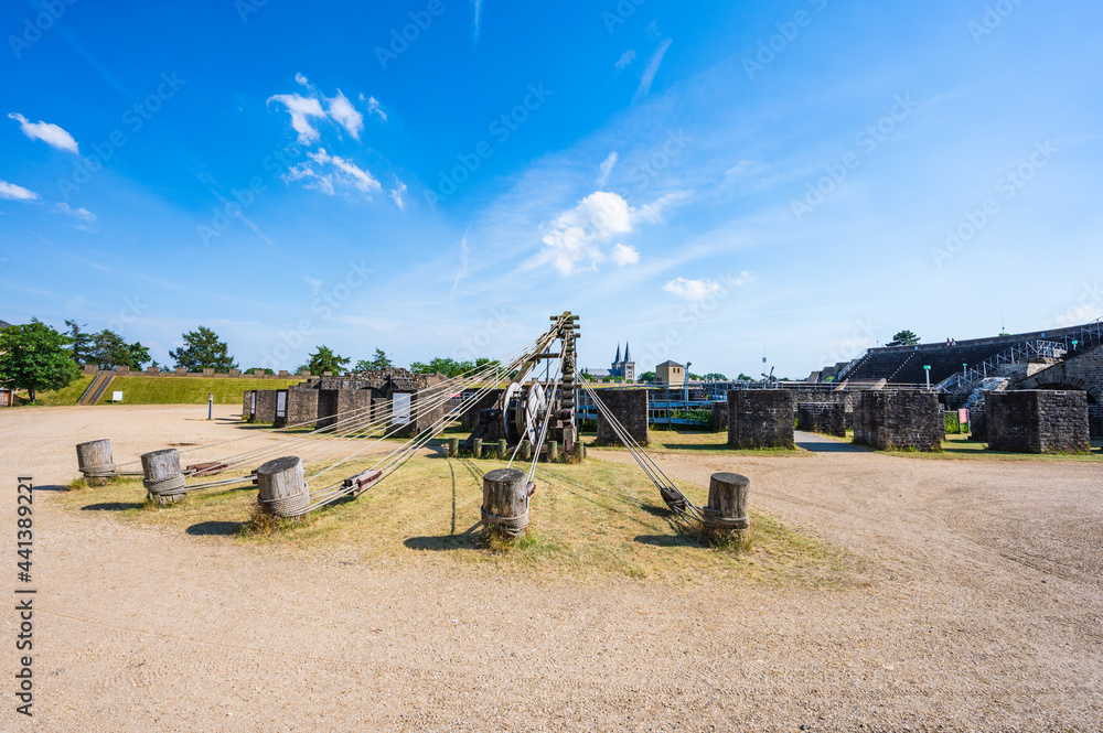 Römischer Lastenkran vor Amphitheater in der Colonia Ulpia Traiana bei Xanten (NRW) am linken Niederrhein