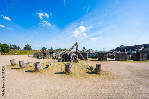 Römischer Lastenkran vor Amphitheater in der Colonia Ulpia Traiana bei Xanten (NRW) am linken Niederrhein