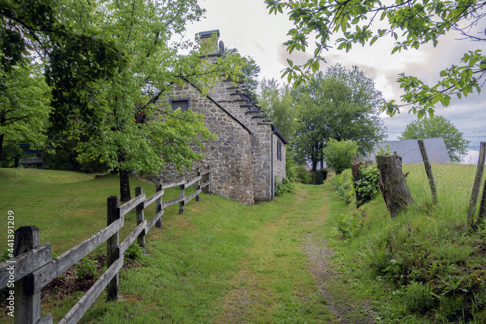 Sur les chemins de Compostelle, la voie de Rocamadour, entre les départements de la Creuse et de la Corrèze.