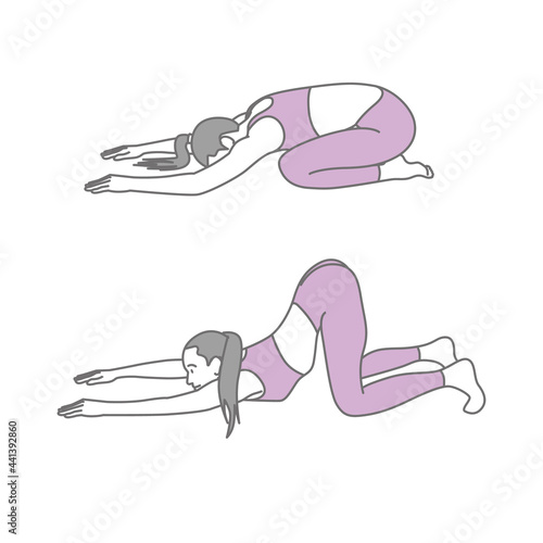 ヨガをする女性(子供のポーズ、猫の伸びのポーズ)