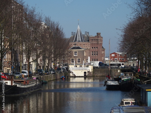 Photography Grachtenszene in Amsterdam, Niederlande, in der Bildmitte der Turm Schreierstore