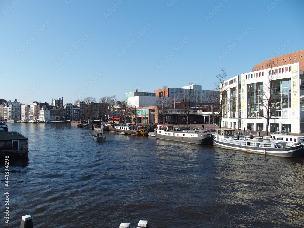 Grachtenszene in Amsterdam, Niederlande, rechts im Bild das moderne Opernhaus