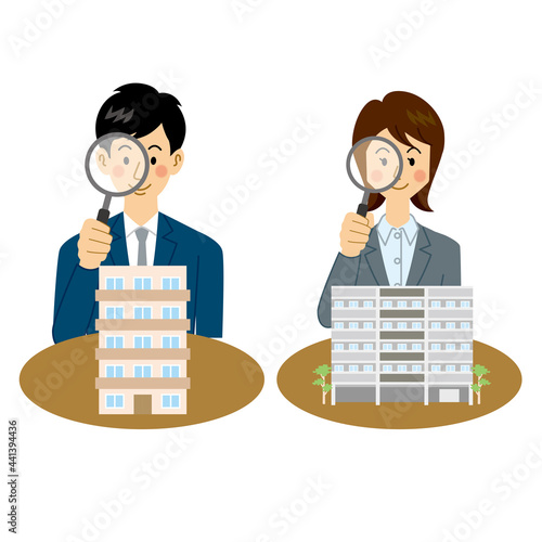 マンションを調査する不動産屋の営業マン
