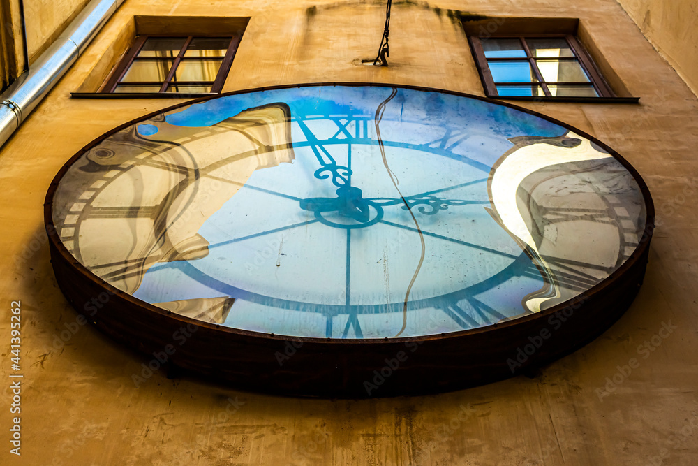 Obraz premium the old clock on the wall