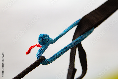Fotografie brilliant knot soft shackle woven of blue nylon or polyester rope on nature background
