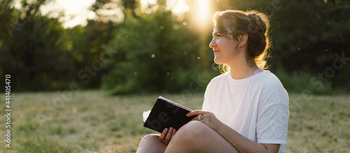 Foto Woman holds book in her hands