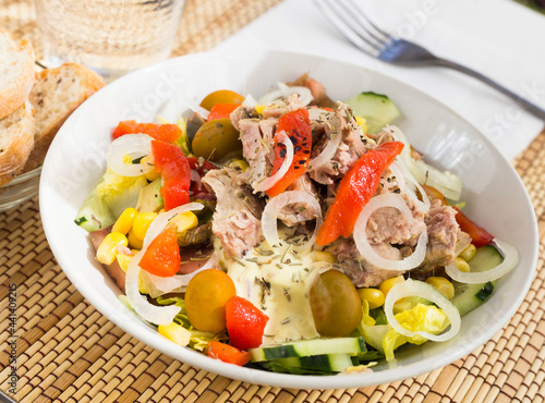 mediterranean vegetable salad with tuna