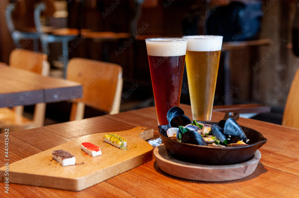 Φωτογραφία グラスビールと食事　ビアレストラン　ビアパブ
