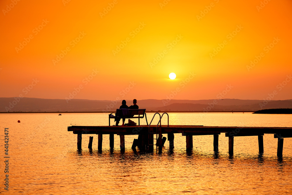 Paar entspannt bei Sonnenuntergang Paar entspannt bei Sonnenuntergang