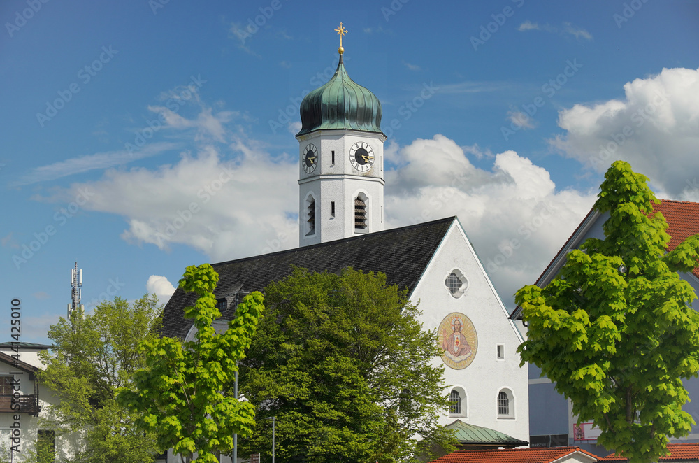 Fototapeta premium Schönes Bruckmühl: Katholische Kirche