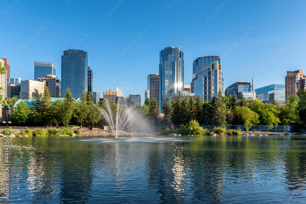 Naklejka premium Calgary skyline at summer sunset. Cityscape with Bow river and downtown skyscrapers in Calgary, Alberta, Canada.