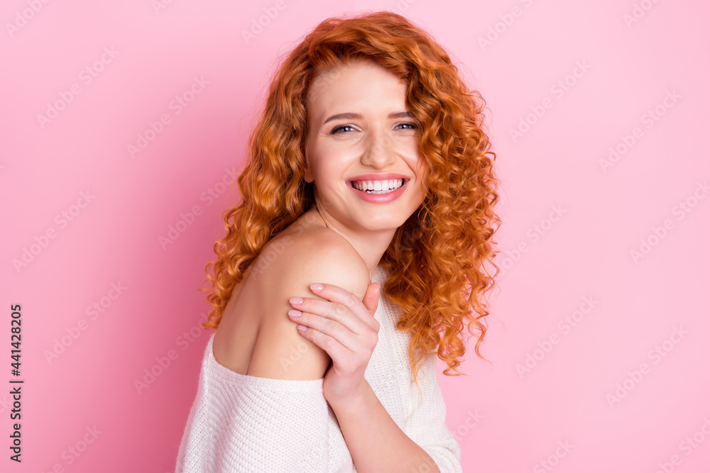 Photo Portrait Of Red Curly Haired Girl Smiling Touching Shoulder