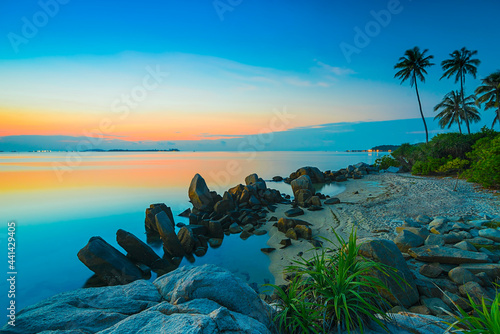 Fototapeta Naklejka Na Ścianę i Meble -  sunrise on the beach Bintan Island