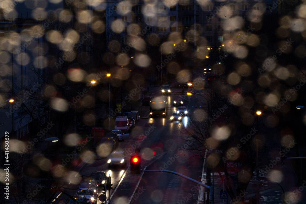 Ulica w Warszawie po przejsciu gwałtownej burzy i deszczu