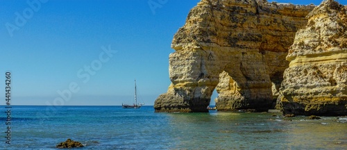 Praia da Marinha, se considera una de las 10 mejores playas más bellas de Europa, situada en el Algarve Portugal.
