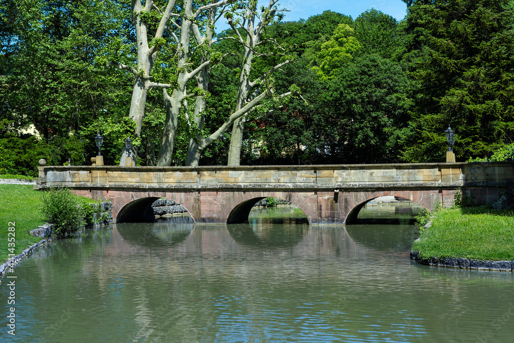 Bogenbrücke und Platanen im Schlosspark in Angelbachtal