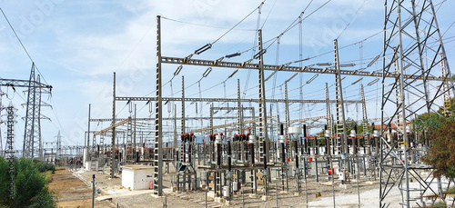 Central eléctrica con torres para el reparto de electricidad en ciudad