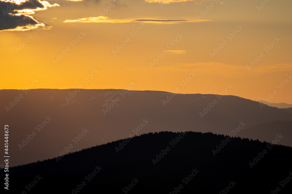 Obraz premium Beautiful orange sky during dusk in the carpathian mountains