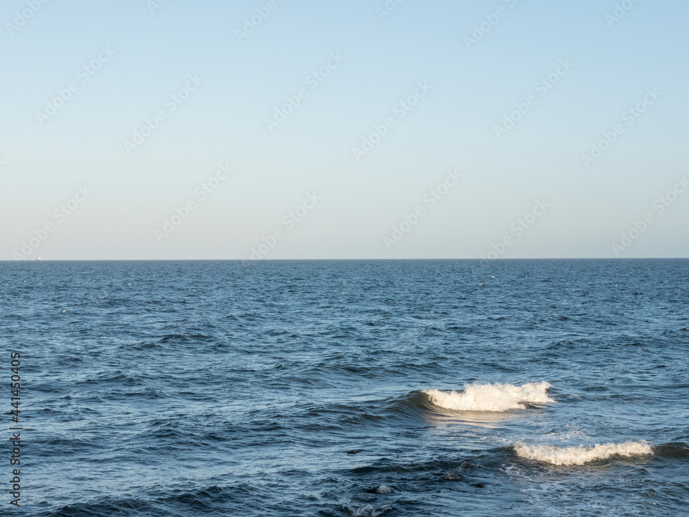 Wellen in der blauen Ostsee, Schleswig-Holstein