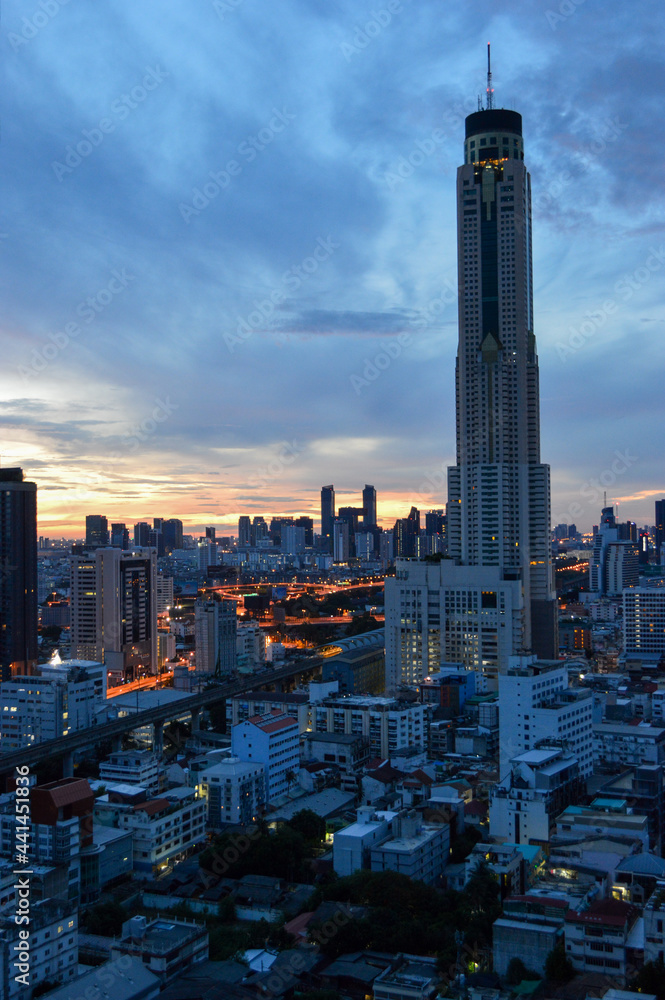Obraz premium city skyline at sunset