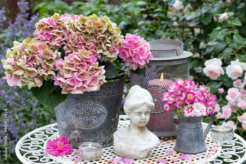 vintage Sommer-Gartendekoration mit pink Blumenstrauß und Hortensie