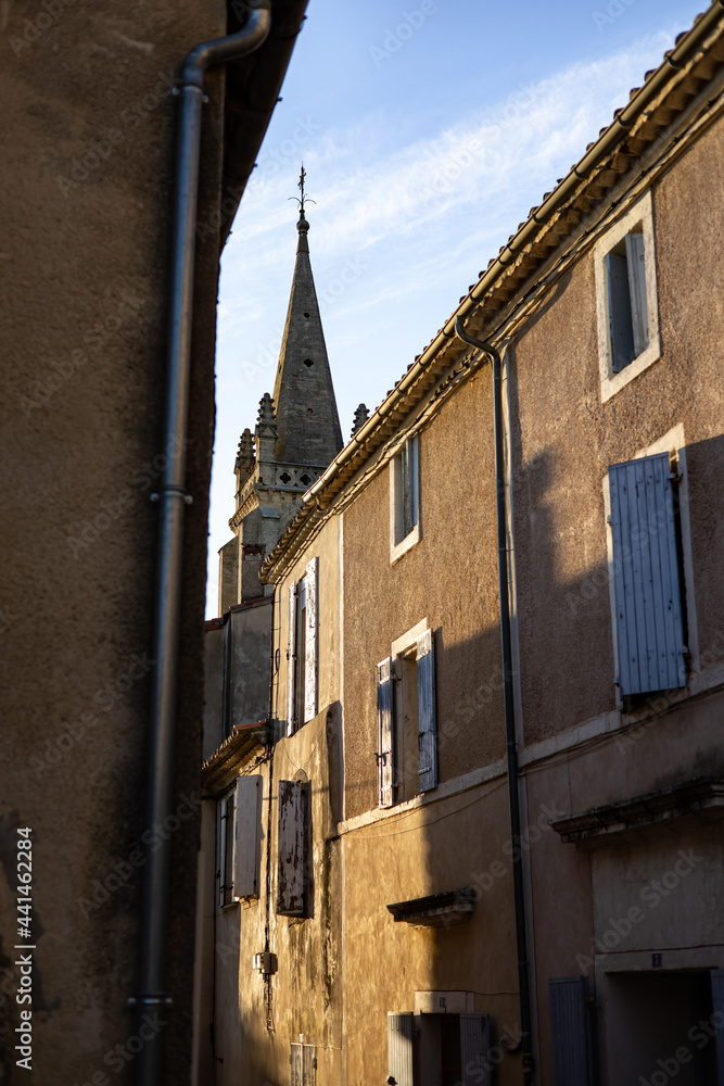 Clocher de l'église de Castries depuis les rues de la ville (Occitanie, France)